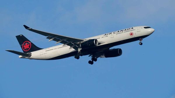 Air Canada Apologizes for Booting Passengers who Complained about Vomit-Smeared Seats