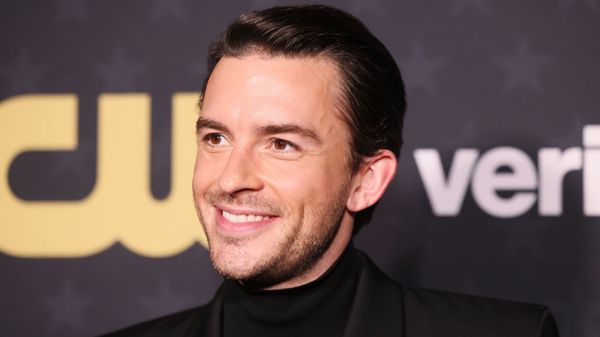 'Wicked' Star Jonathan Bailey Urges 40+ Crowd to Watch Netflix's Gay Teen Drama Series 'Heartstopper'